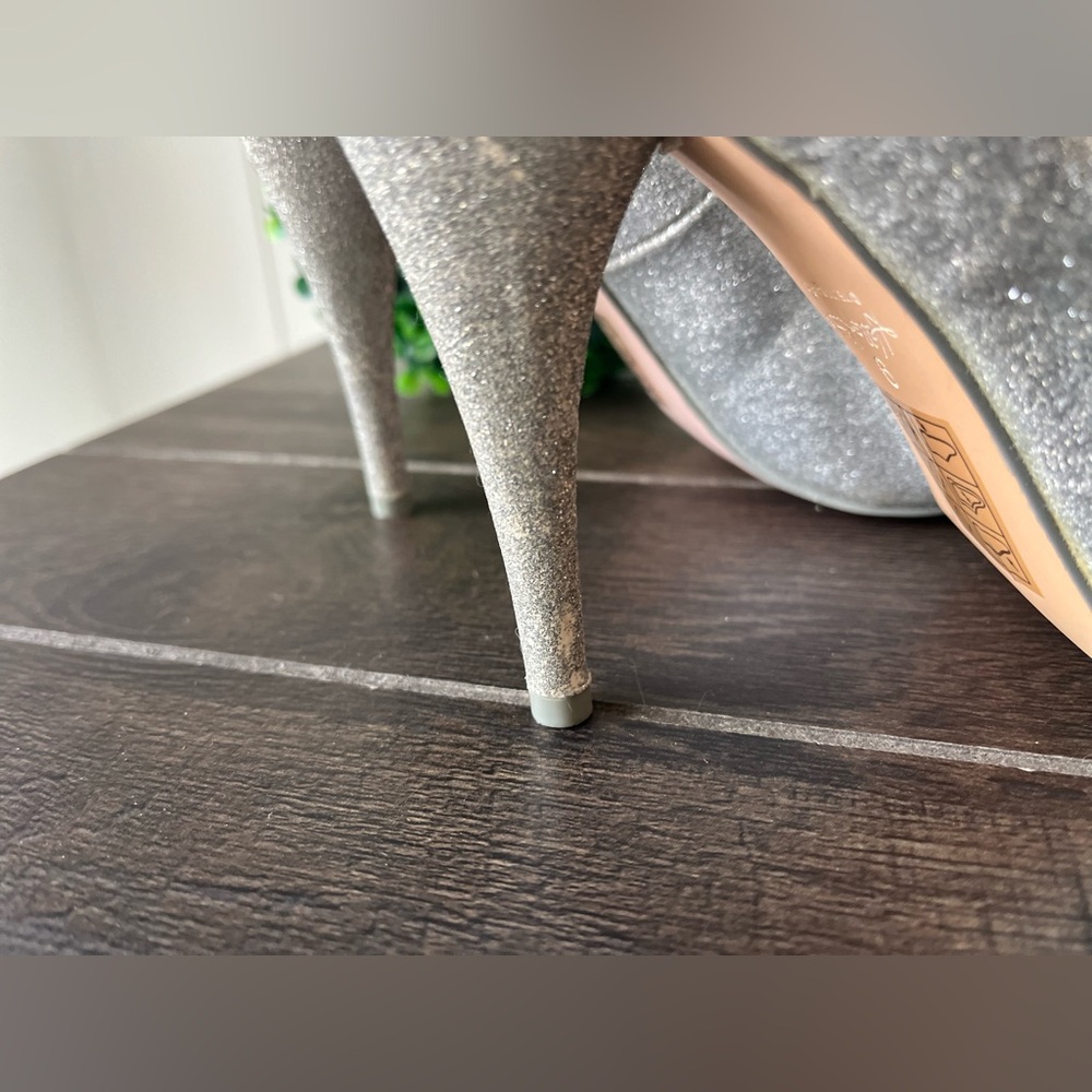Hello Kitty Glittery Silver Bow Heels Peep Toe Charms Size 9 - Picture 6 of 13